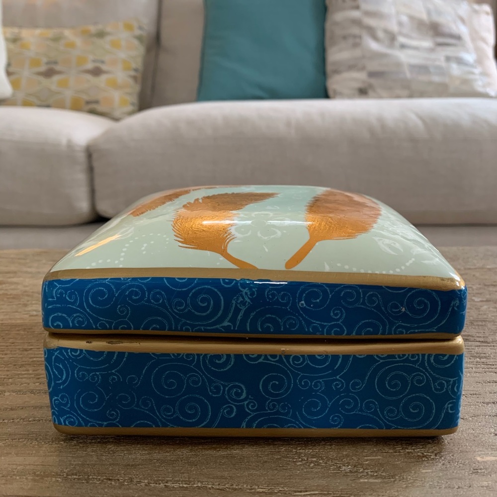 Ceramic box with feathers